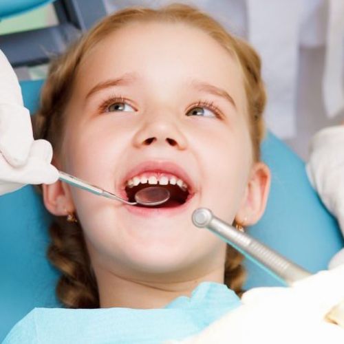 Có nên nhổ răng sữa sớm không?