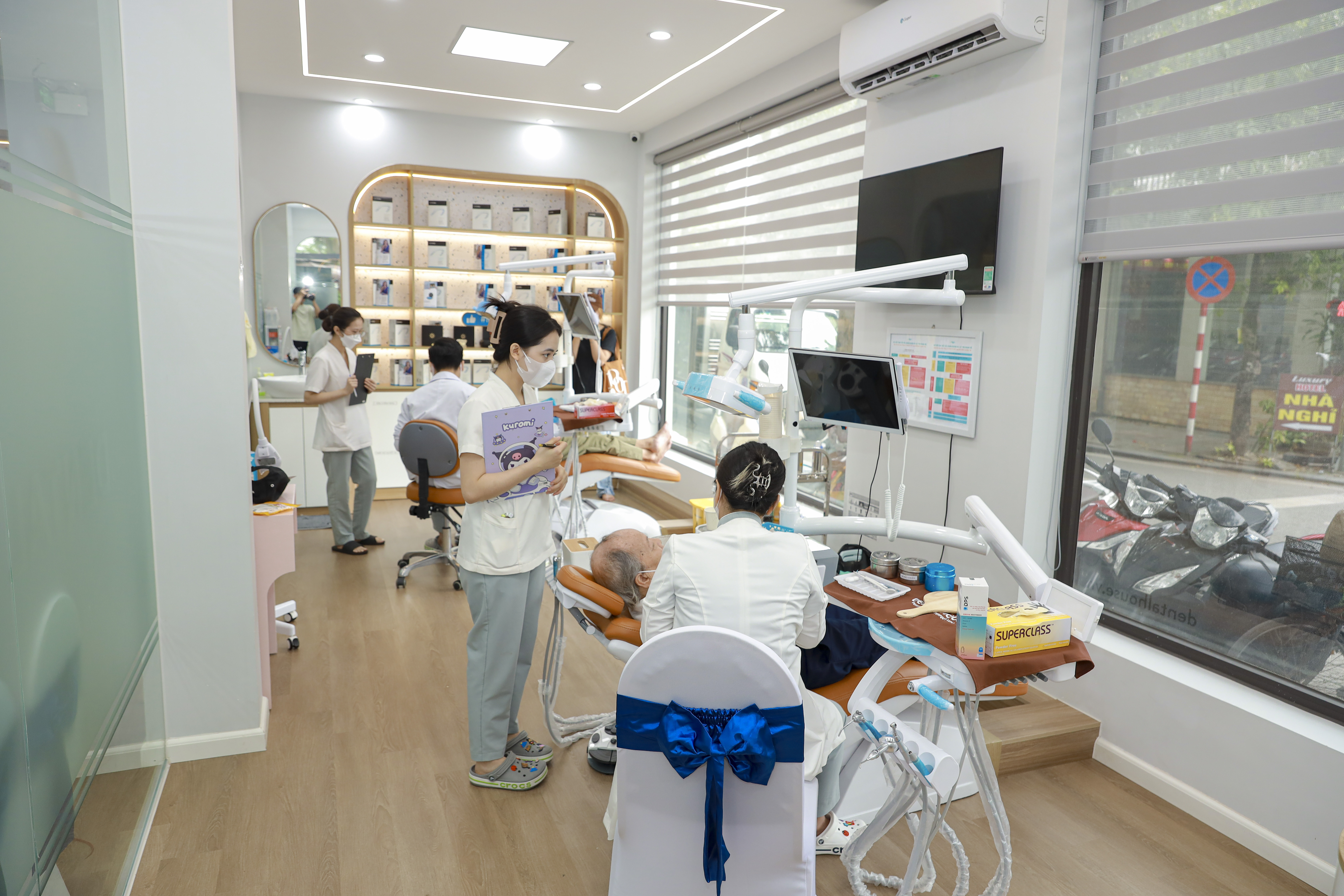 Các bác sĩ khám, tư vấn vô cùng tận tình cho các bệnh nhân